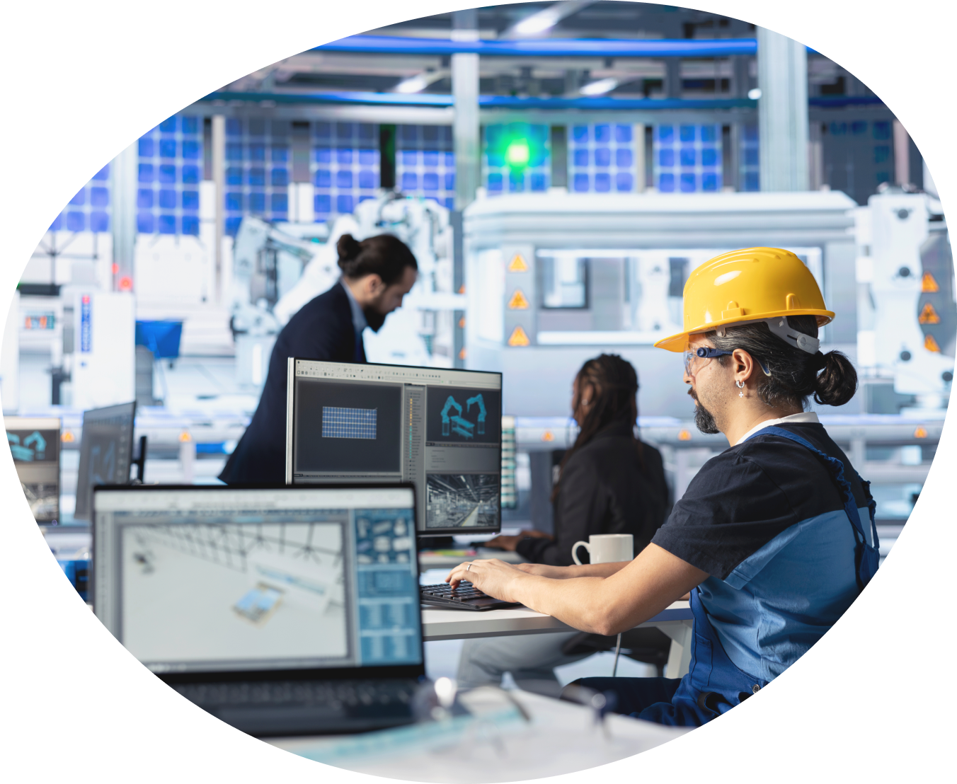 Profesionales de ingeniería trabajando